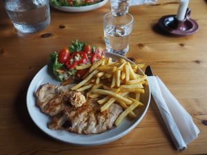 북유럽식 미닛 스테이크는 얇기 때문에 현지 언어로는 "리프 스테이크"라고 불립니다.