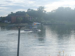 다리를 지나 강 상류로 향하는 보트가 보이는 다리 이후의 쾌야이강 일부