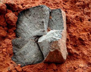 테프라에 갇힌 용암 덩어리 – 코토팍시산에서 발생한 다양한 유형의 분화의 산물