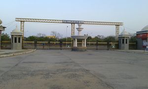 크란티구루 샤얌지 크리슈나 바르마 카치 대학교, 부지