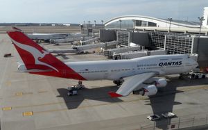 콴타스 항공(Qantas)이 운항했던 보잉 747-400ER이 댈러스/포트워스 국제공항의 터미널 D에 주기되어 있다.