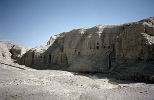 쿠차 인근 불교 동굴