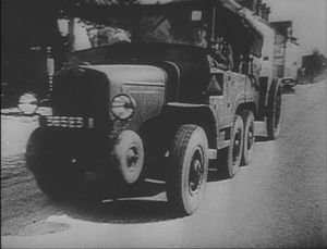 75mm 포를 견인하는 프랑스 라플리 S15T (1940년 5월 촬영)