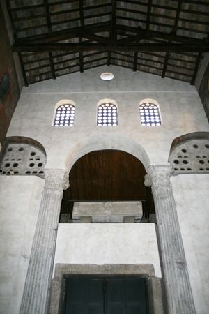 곡물 관리소(statio annonae)의 기둥들은 현재 로마 산타 마리아 인 코스메딘 성당의 건축물의 일부이다. 다른 관리소는 크립타 발비 근처에서 발건되었다.