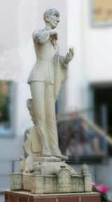 할레의 쿠르트 괴츠 동상, 미하엘 바이헤