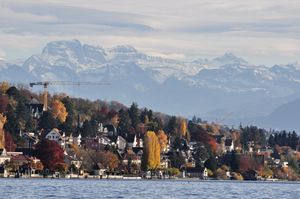 취리히 제펠트의 취리히호른에서 바라본 취리히 호반의 퀴스나흐트, 왼쪽에 취리히 호반 여객 회사(ZSG) 선착장, 배경에 글라루스 알프스가 보인다.