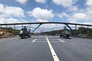 2020년 5월 14일 빌렘스타트 항구에 정박한 합동 물류 지원선 Karel Doorman