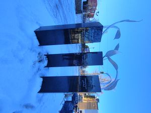 희생자들을 위한 기념물의 일부인 세 개의 기둥: Vivre ensemble(함께 살아가기)