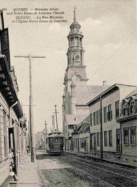 1907년에 퀘벡 생소뵈르의 노트르담드루르드 예배당을 지나는 전차 모습