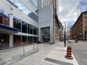 휠체어 탑승 차량(Wheel-Trans)의 지정된 승차 위치인 마리타임 라이프 타워 북쪽 입구