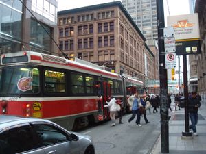 501 퀸 노면 전차가 역 입구에서 정차하고 있습니다.