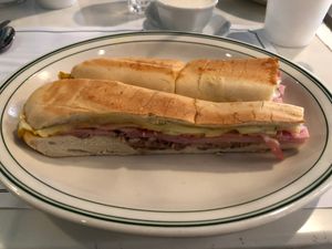 쿠바빵으로 만든 쿠바 샌드위치