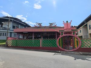 쿠알라리피스 구시가지 한가운데 있는 불교 사원인 텐 호우 사원. 1898년에 세워졌으며, 홍수 이후 1926년에 재건되었다.