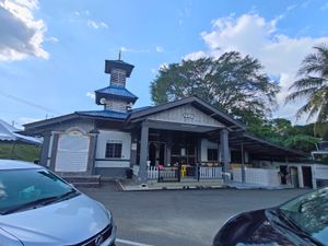 구 주립 모스크는 파항의 옛 주 모스크였으며, 주 수도가 새로운 위치로 이전하기 전에 사용되었다. 이 모스크는 1888년 예멘 상인에 의해 건설되었다.