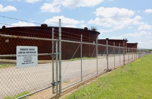 쿠싱 인근의 Enbridge 원유 탱크 팜은 최대 저장 용량이 2006만 배럴이다. (2010년)