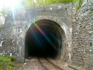 지반 압력이 커서 콘크리트로 건설된 확장된 Spundascha 터널의 동쪽 입구