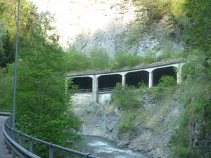 사살 위의 낙석 방지 시설