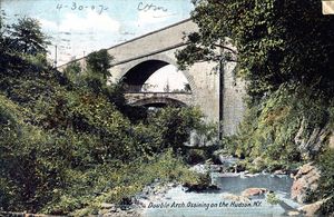 싱싱 킬(Sing Sing Kill) 위의 이중 아치, 오시닝, 1907년 엽서에서 발췌; 위쪽 아치는 송수로를, 아래쪽 아치는 지역 도로를 운반한다.