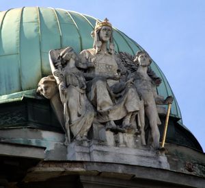 자그레브에 있는, 크로아티아 삼위일체 왕국을 상징하는 조각.