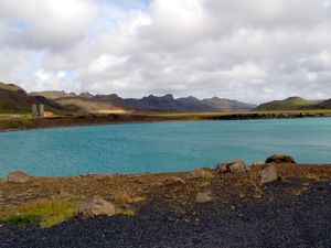 새 농장의 건물과 함께 있는 마르 호수인 그레이나바튼