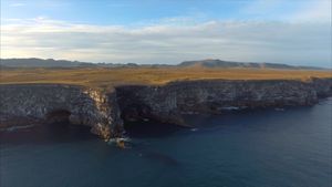 크리수비크르비아르의 해안 절벽