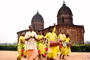 키르탄이 조르 만디르 사원 앞에서 열리고 있다.