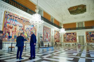 비에른 뇌르가르의 태피스트리가 있는 대강당.