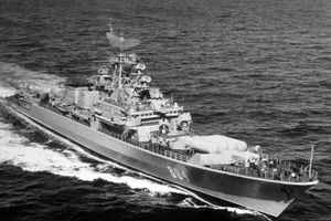 크리박-I형 「라지텔니」. 선수에 주무장인 미사일 발사기 KT-M-1135와 대잠 로켓포 RBU-6000을 갖추고 있다.