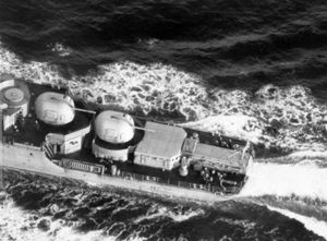 크리박-II형 「그롬키이」의 선미. 선수 방향에서, 「오사 MA」의 격납고, 2기의 AK-100, 소나 격납고와 그 위의 비행 갑판이 보인다.