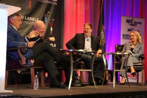 2016년 주지사 후보 토론회: 사회자 존 헌츠먼 주니어(전 유타 주지사, 왼쪽)와 조 리버먼(전 코네티컷 상원의원, 가운데 왼쪽), 그리고 공화당 후보 크리스 스누누(가운데 오른쪽)