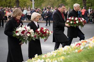 크리샤니스 카린슈 총리가 라이몬즈 베요니스 대통령, 세이마 의장 이나라 무르니에체, 헌법 재판소장 이네타 지에멜레와 함께 1990년 라트비아 독립 회복을 기념하는 2019년 5월 4일 행사에 참여하고 있다 