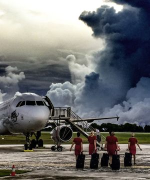 버진 오스트레일리아 승무원이 크리스마스 섬 공항에서 에어버스 A320기에 탑승하고 있다