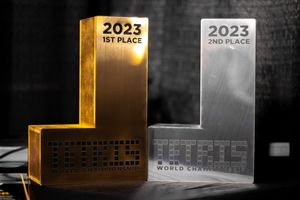 챔피언에게는 J-테트로미노 모양의 요나스 노이바우어 기념 트로피가 수여된다.