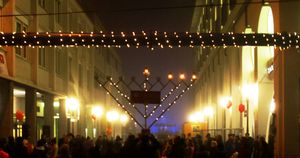 파이프와 메노라에 걸린 전구 줄