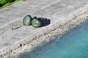 2012년 모킬 환초의 주민이 C-130 승무원이 공수한 물품을 받고 손을 흔들고 있다.