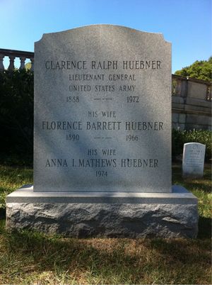 알링턴 국립묘지에 있는 클레렌스 R. 휴브너 중장의 묘.