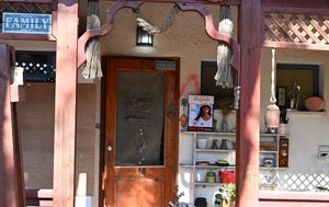 2024년 1월 미국 상원 의원 린지 그레이엄의 방문 중 인질 포스터가 보이는 크파르 아자 키부츠의 집 외관