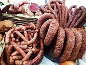 폴란드의 포즈난에서 다양한 종류의 말린 소시지
