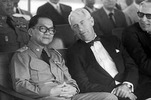 1976년 찰스 S. 화이트하우스(Charles S. Whitehouse) 미국 대사와 타닌 끄라이위치안 총리