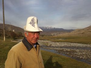 On-Archa 마을 지역에 있는 그의 고향인 에치키-바시에 있는 저명한 키르기스스탄 작가 케네시 유수포프. 나린 지구, 나린 지역, 키르기스스탄. 2012년 10월 4일.