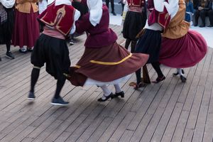 발로스를 추는 무용수들