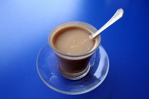 커피는 킨디오 주의 여러 음료와 음식의 기본이다. 사진 속 카페는 코르타도(Cortado)이다.