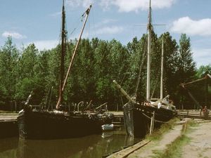 한때 중요한 산업 항구였으며 Tavistock Canal로 이어지는 경사면을 갖춘 모어웰햄의 선창