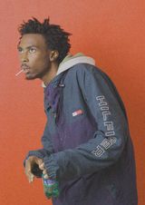 큰 로고 타입을 사용한 후디.