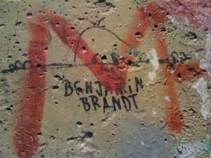 미국 워싱턴 D.C. 뉴지엄에 전시된 베를린 장벽 조각에 그려진 킬로이.