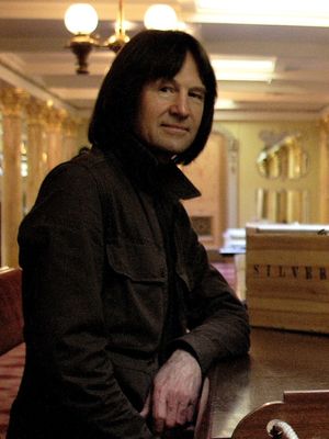 오랜 XTC의 기타리스트 데이브 그레고리(2010년 사진)는 "개인적인 문제"로 인해 Apple Venus 세션 중에 밴드를 떠났다.