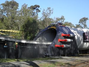 타워 오브 테러 II의 입구가 터널로 다시 들어가는 곳에 낮은 높이 제한 표지판이 있습니다.