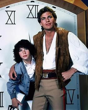 지프리 존스(왼쪽) 역의 미노 펠루스, 피니어스 보그(오른쪽) 역의 존-에릭 헥섬