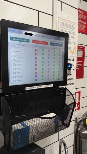 생체 인식(지문)을 사용한 벽걸이형 타임 클럭