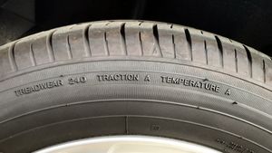 타이어에 표시된 UTQG 등급 예시